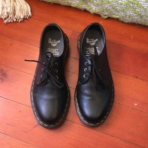 Dr Martens vegan leather shoes 🌼
